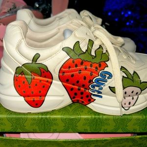 Gently worn Gucci sneakers women’s 9. 1-2